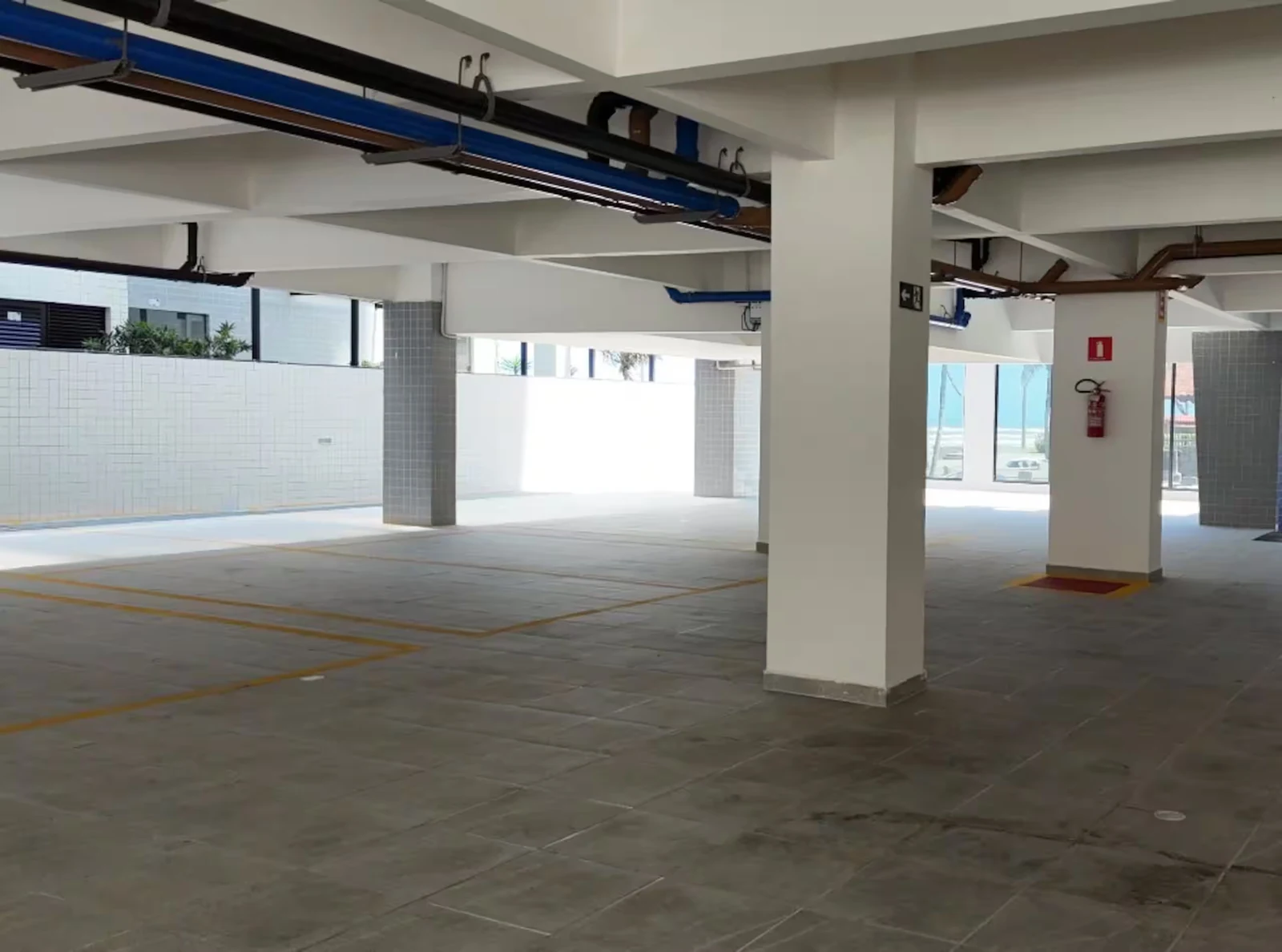 Parking in the building, beachfront apartment in Praia Grande