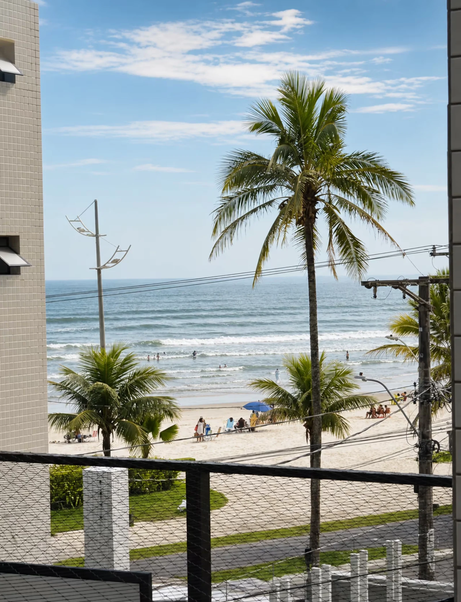 Steps from the sand, facing the sea, beachfront apartment in Praia Grande
