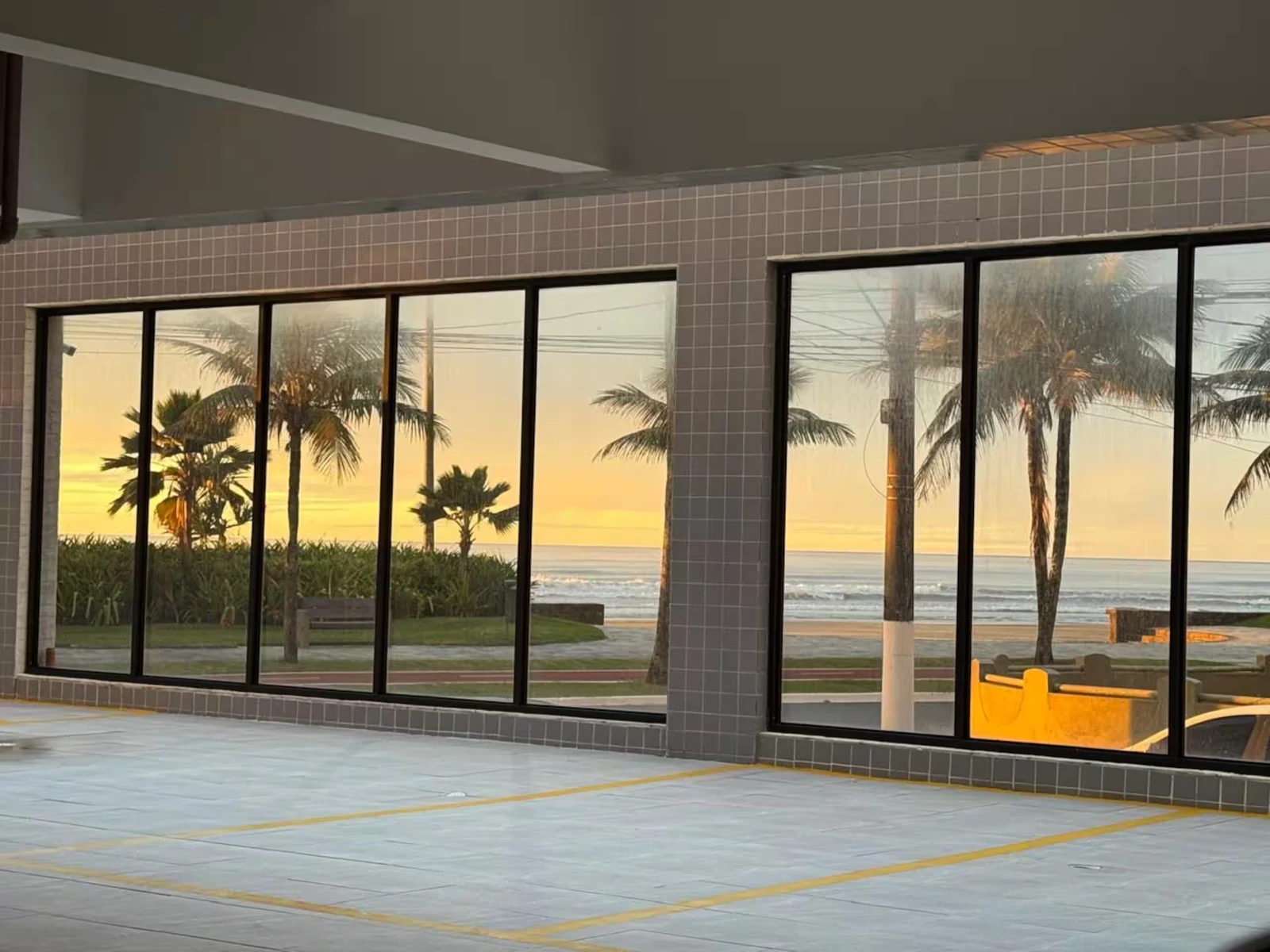 Steps from the sand, facing the sea, beachfront apartment in Praia Grande