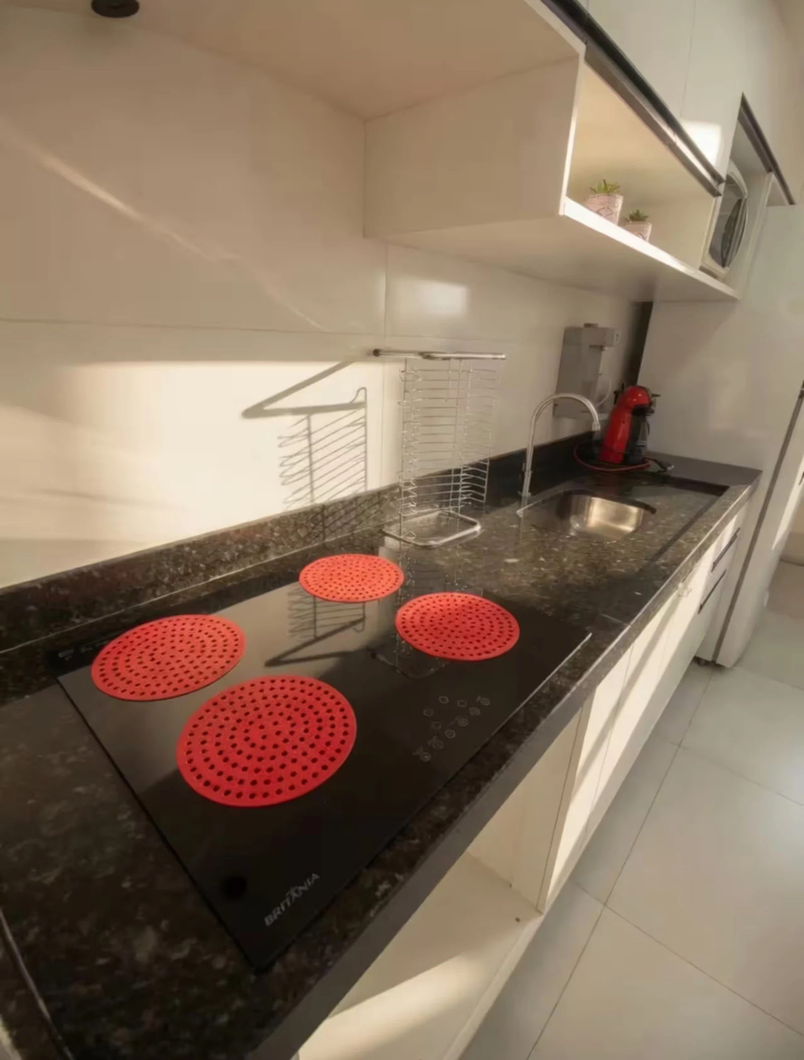 Counter and utensils, beachfront apartment in Praia Grande