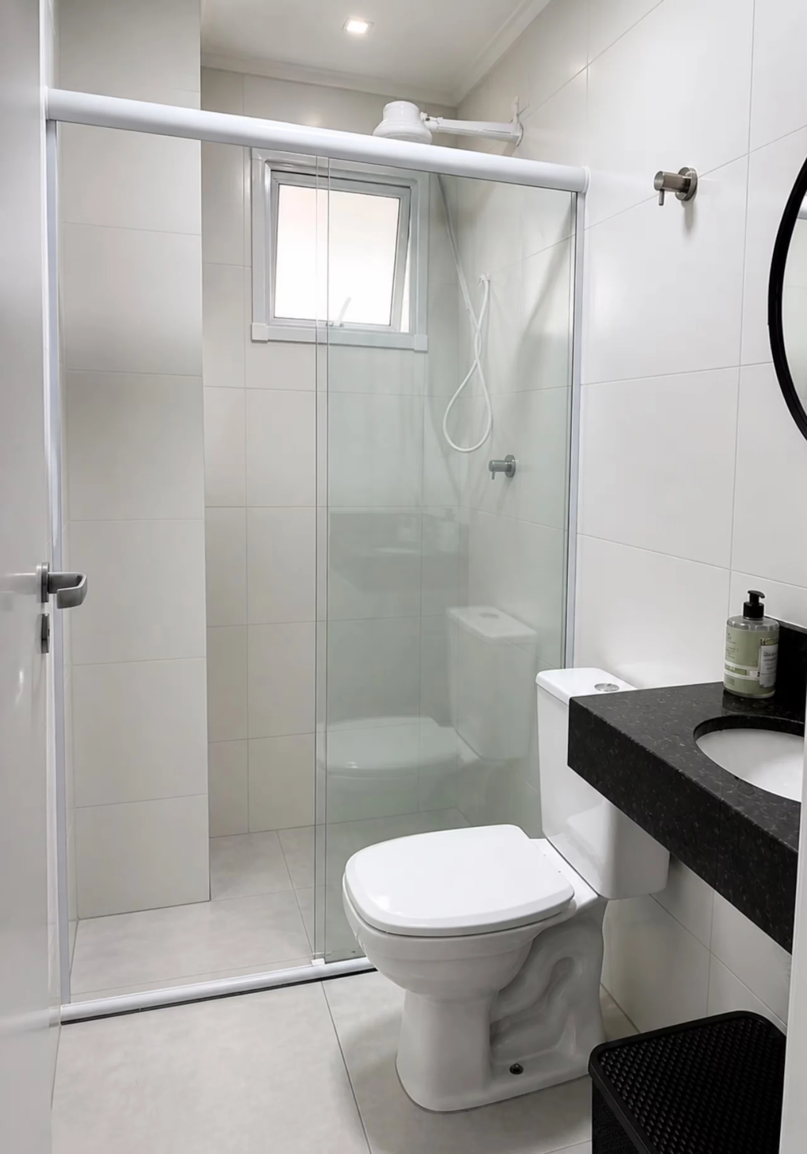 Bathroom with a shower, beachfront apartment in Praia Grande