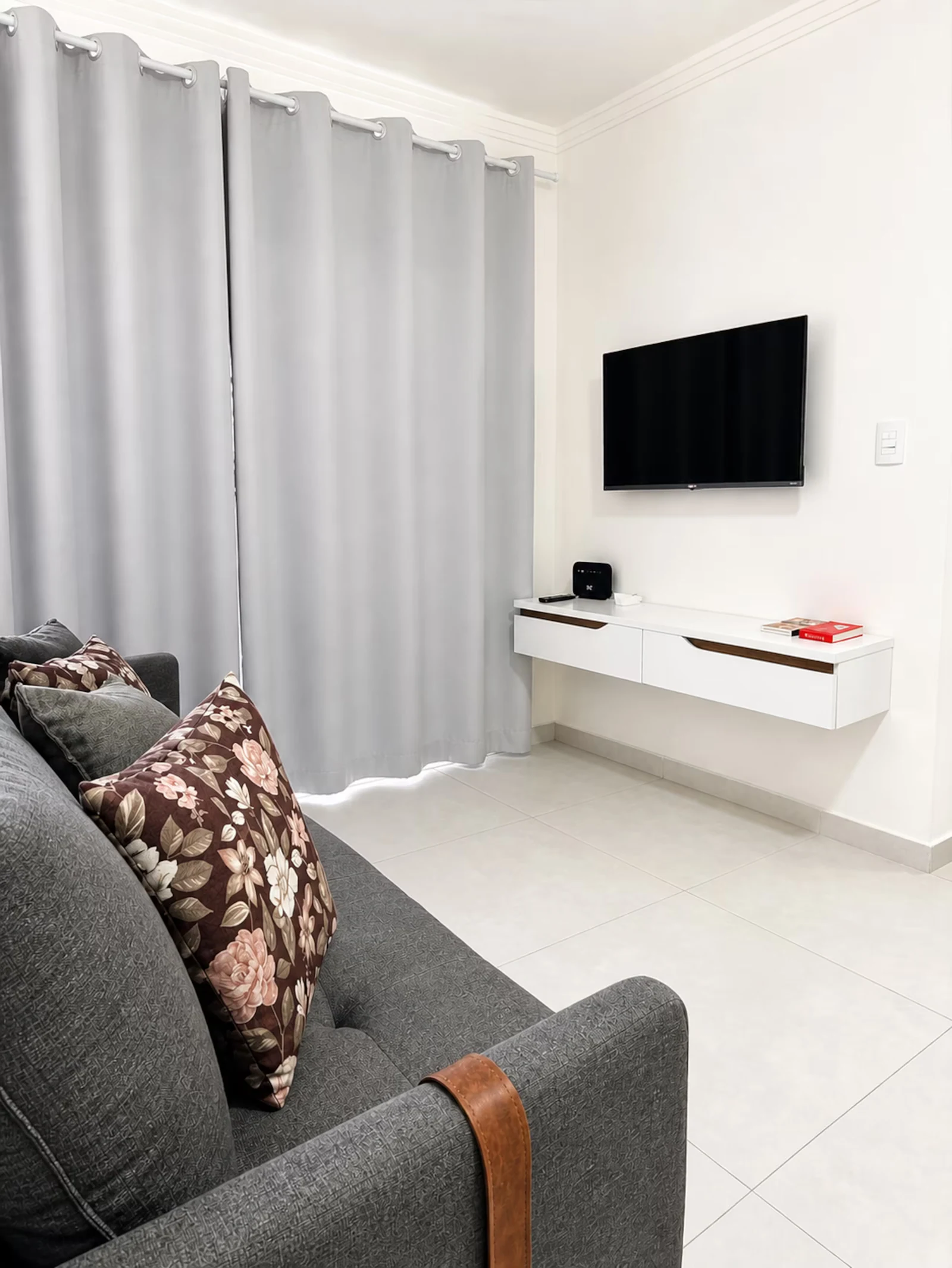 TV in the living room, beachfront apartment in Praia Grande
