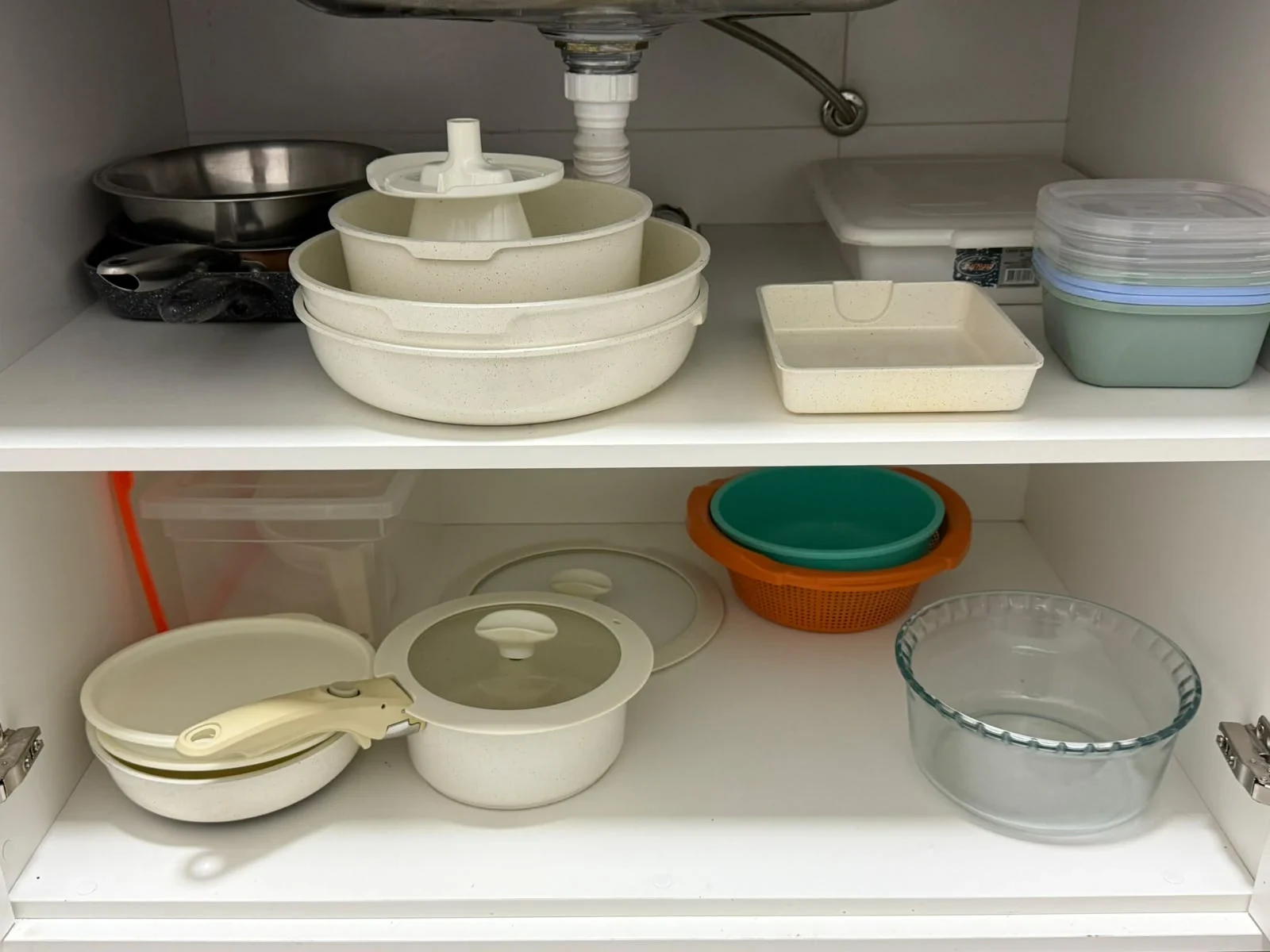 Pots and utensils, beachfront apartment in Praia Grande