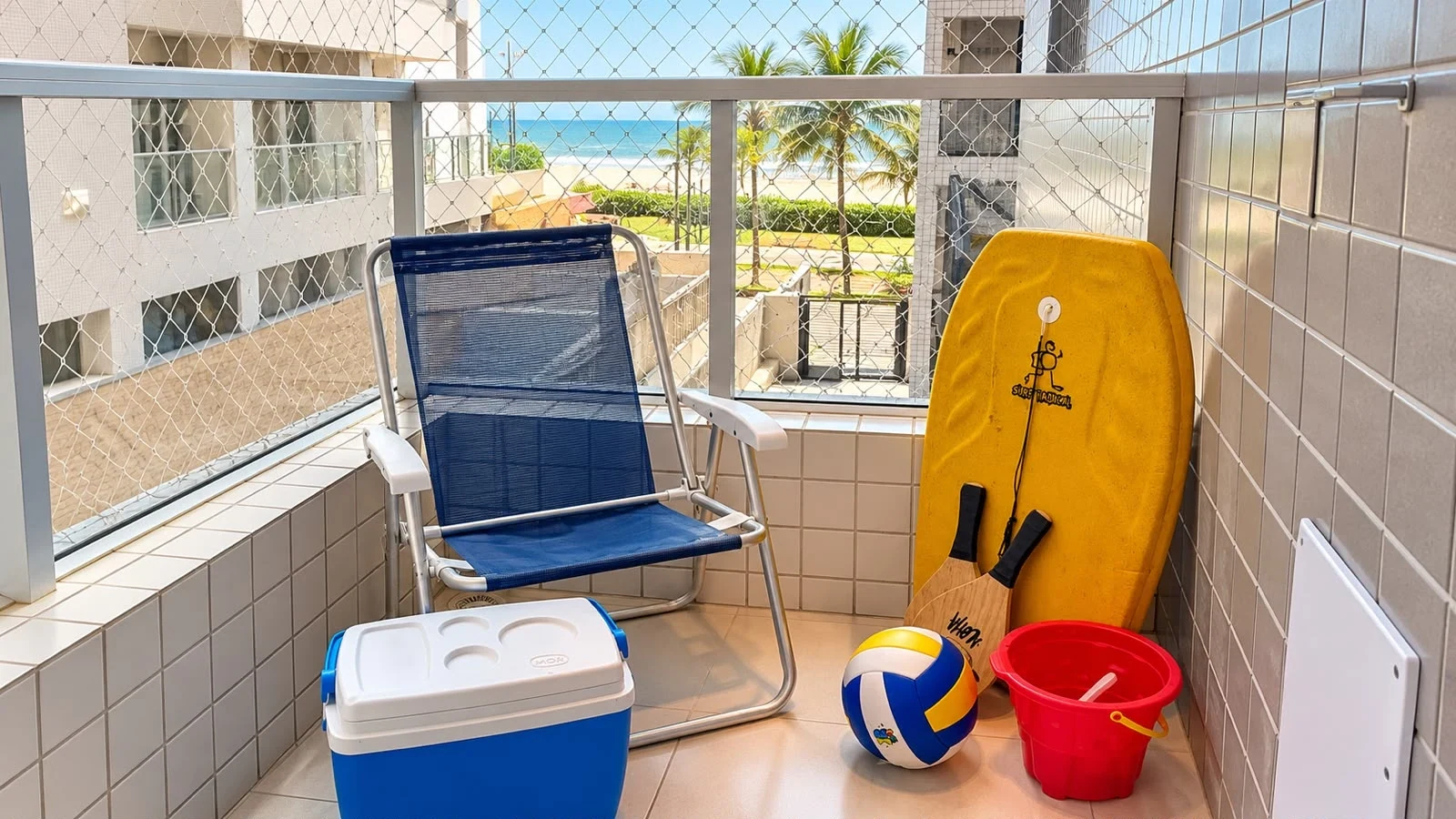 Beach gear included, beachfront apartment in Praia Grande
